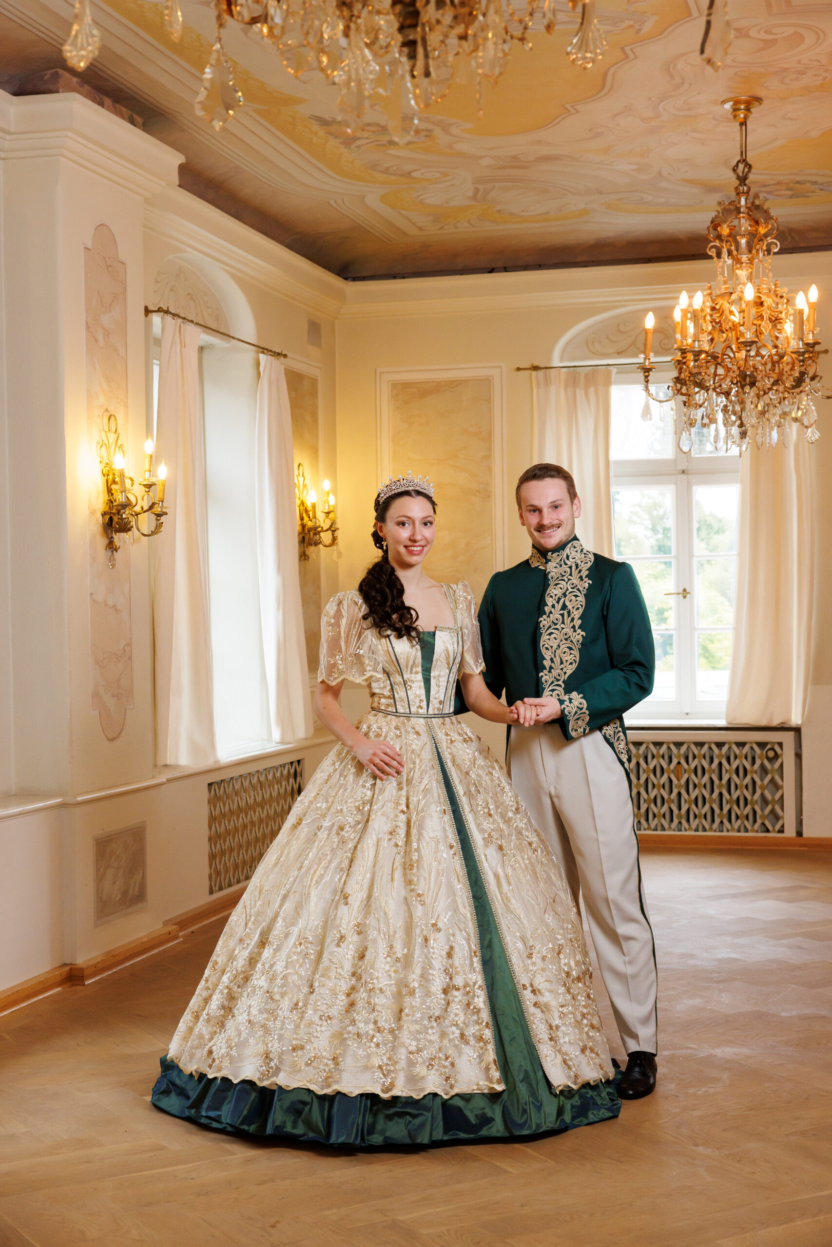 Laura und Jonas in festlicher Kleidung